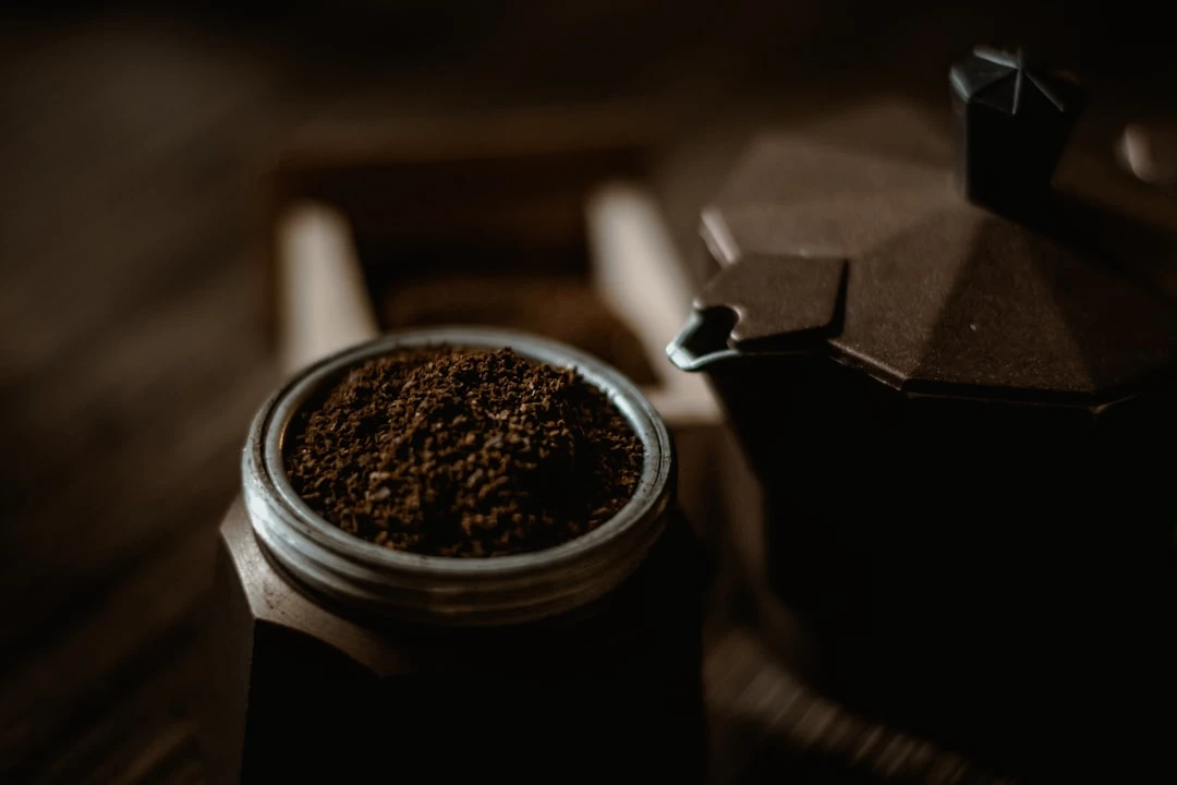 Perfect Moka Pot Grind Size: Coarse vs Fine Coffee Guide 2025